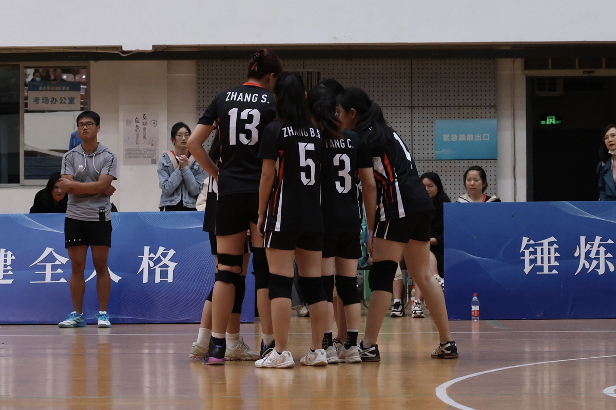 生科院队员相互打气(学通社记者 杨怡 摄)